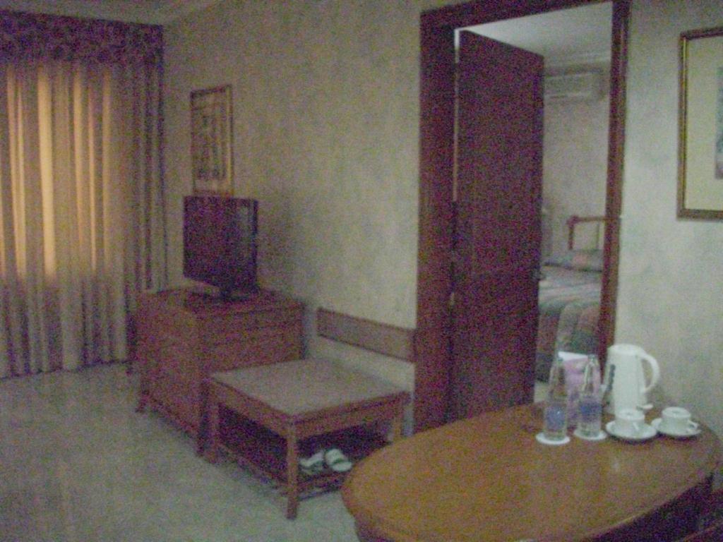 Penta Cirebon Hotell Exteriör bild